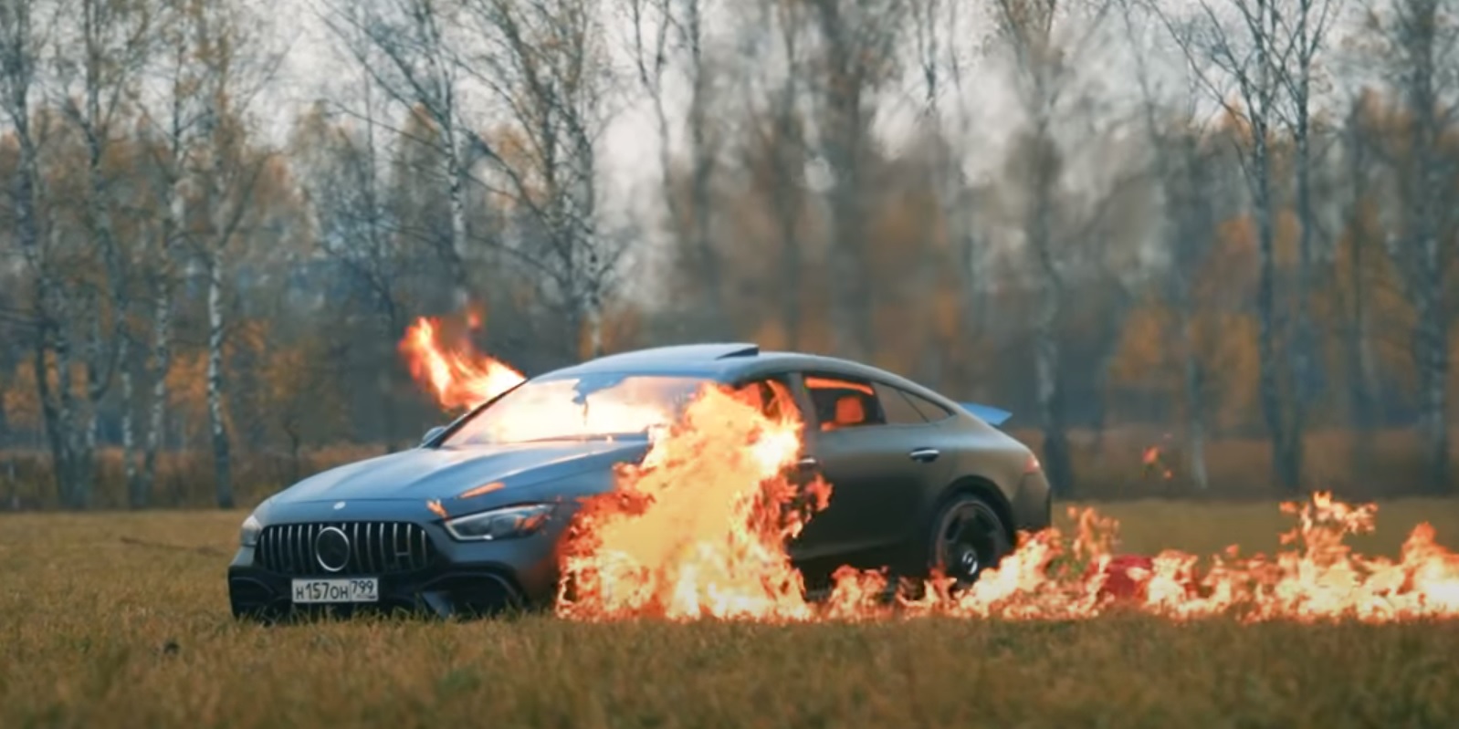 Venäläinen tubettaja Mikhail Litvin poltti hulppean Mercedes-Benzin keskellä peltoa, vain kiusatakseen paikallista autoliikettä.