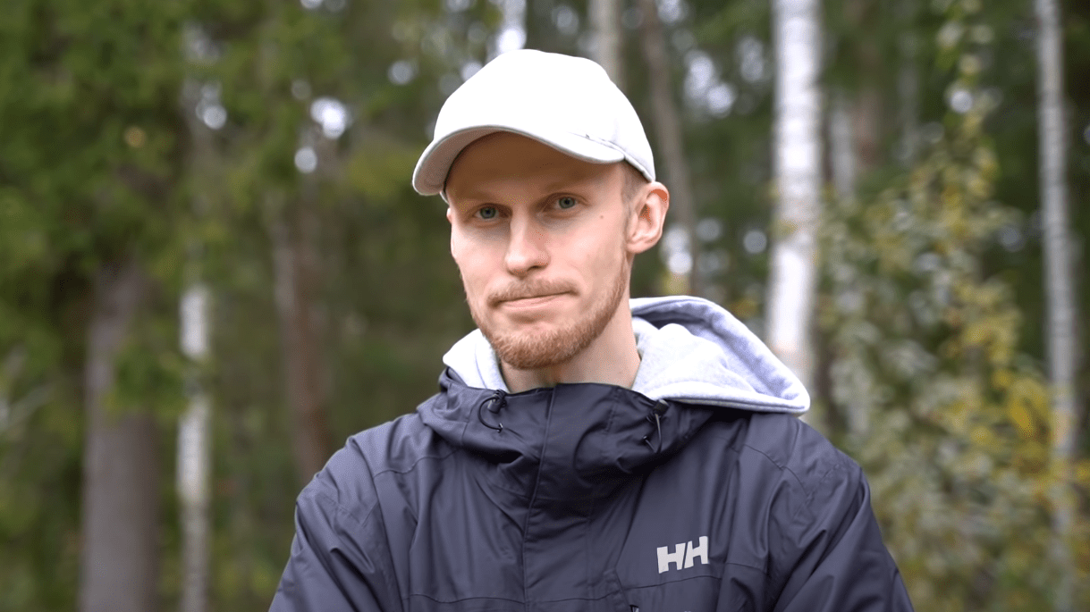Roni Back haastoi Suomen parhaan frisbeegolfaajan Väinö Mäkelän frisbeegolfradalla. Peliin toi lisämaustetta rangaistuspyörä!