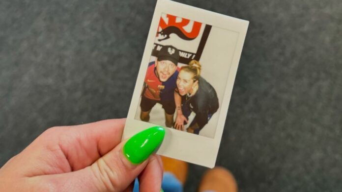 Joona Puhakka ja Julianna Jokela Polaroid-kuvassa. Joona Puhakka lopettaa NRJ:llä.