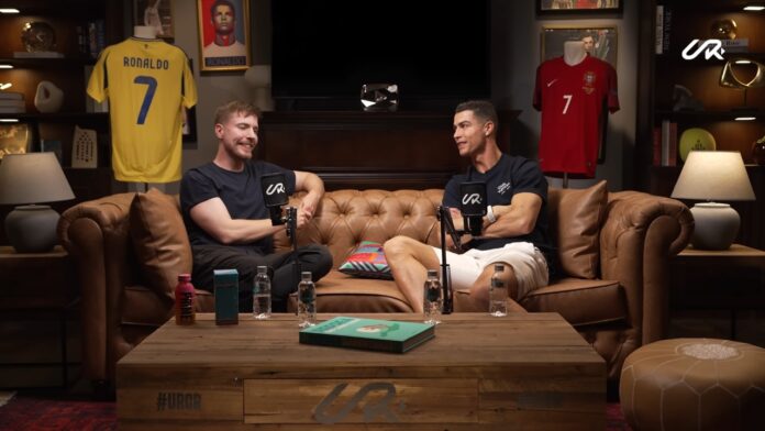 Cristiano Ronaldo ja MrBeast istuvat sohvalla.