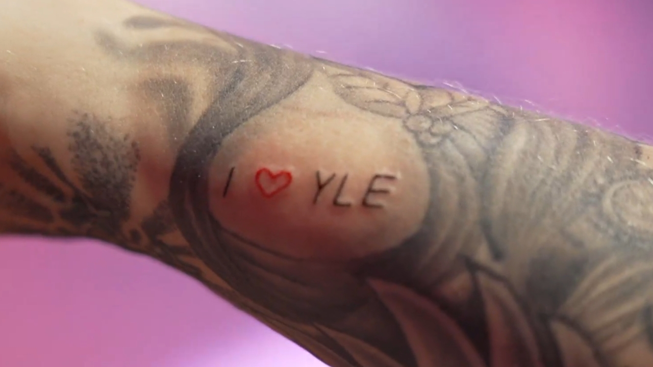 Blomfeltin "I <3 YLE" -tatuointi.