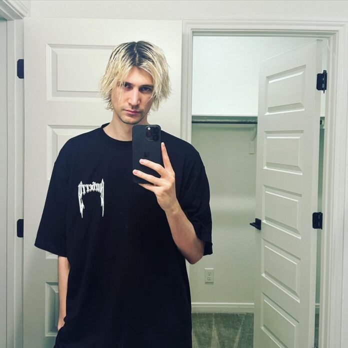 xQc ottaa selfietä peilin edessä. Striimaaja xQc järkyttää paljastuksellaan.